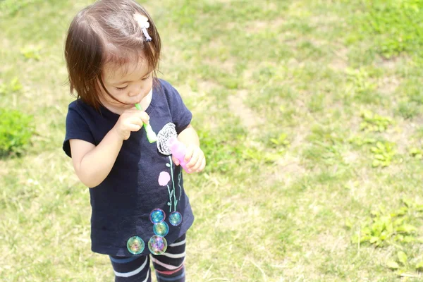 Japonais fille jouer avec bulle (1 year old ) — Photo