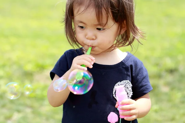 Japansk flicka som leker med bubbla (1 år gammal) — Stockfoto