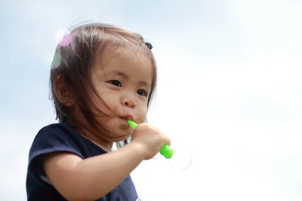 Menina japonesa brincando com bolha (1 ano de idade ) — Fotografia de Stock