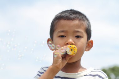 Japon çocuk balonu ile oynarken (birinci sınıftan ilköğretim okulunda)