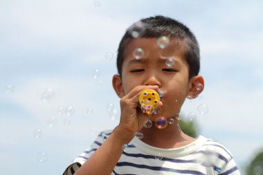 Japon çocuk balonu ile oynarken (birinci sınıftan ilköğretim okulunda)