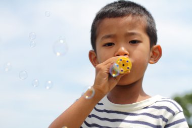 Japon çocuk balonu ile oynarken (birinci sınıftan ilköğretim okulunda)