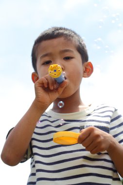 Japon çocuk balonu ile oynarken (birinci sınıftan ilköğretim okulunda)