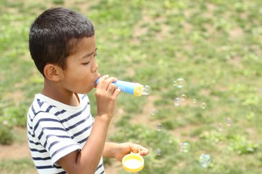 Japon çocuk balonu ile oynarken (birinci sınıftan ilköğretim okulunda)