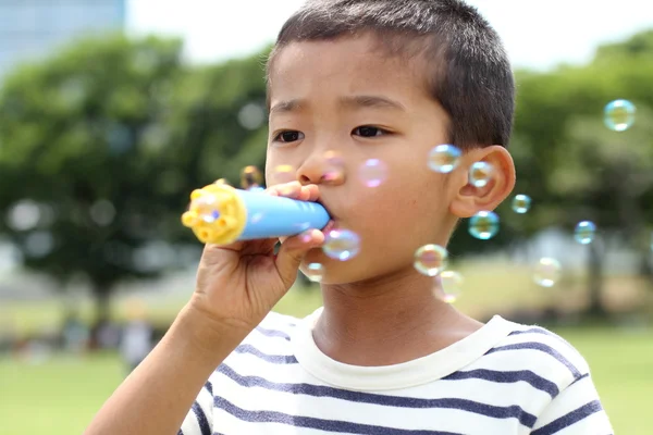日本男孩玩泡沫 （在小学一年级) — 图库照片