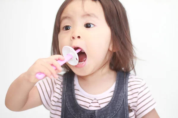 Japonais fille brossant ses dents — Photo