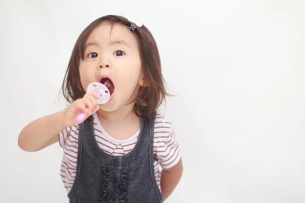 Japonesa chica cepillarse los dientes — Foto de Stock