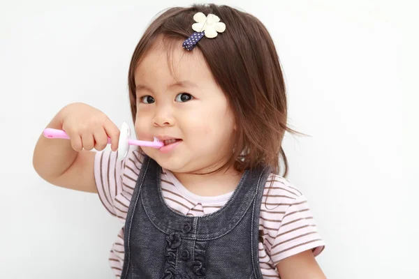 Japon kız onun diş fırçalama — Stok fotoğraf