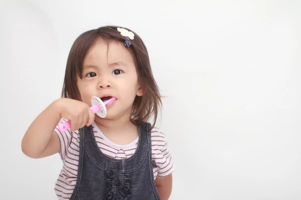 Japon kız onun diş fırçalama — Stok fotoğraf