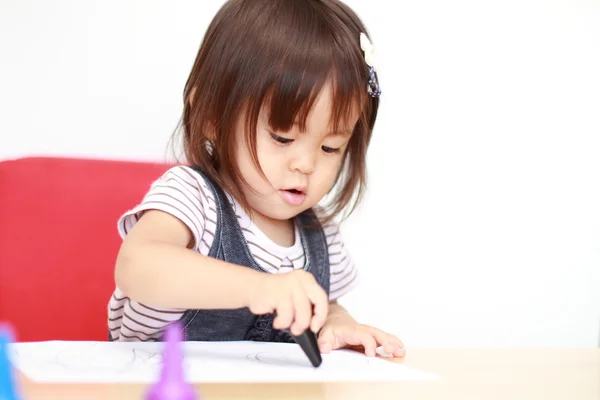 Menina japonesa desenhando um quadro (1 ano de idade ) — Fotografia de Stock