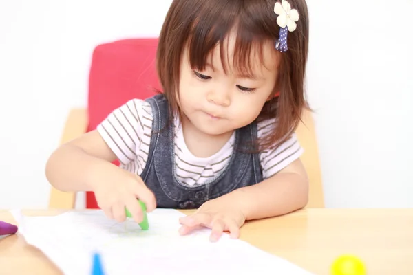 Menina japonesa desenhando um quadro (1 ano de idade ) — Fotografia de Stock