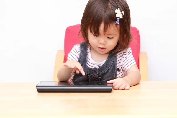 Menina japonesa usando um tablet PC (1 ano de idade ) — Fotografia de Stock