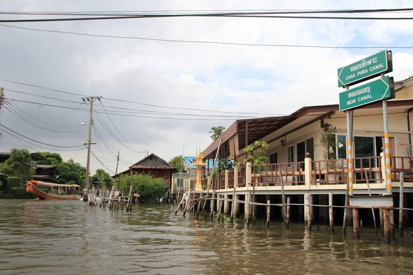 Schwimmendes Haus auf chaophraya, river, bangkok, thailand — Stockfoto