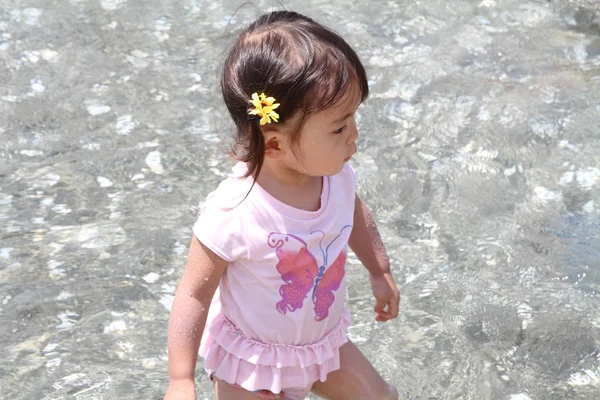 Japanese girl playing with water (1 year old) — Stock Photo, Image