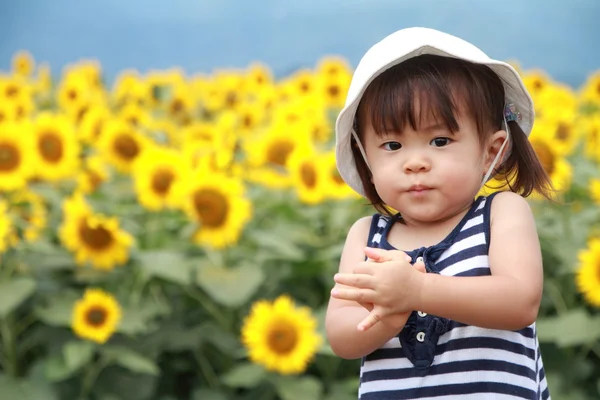 Japon kız ve ayçiçeği alan (1 yaşında) — Stok fotoğraf