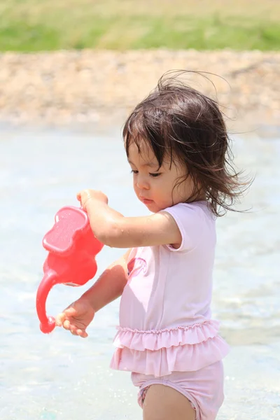 Menina japonesa brincando com água com pote de rega (1 ano de idade ) — Fotografia de Stock