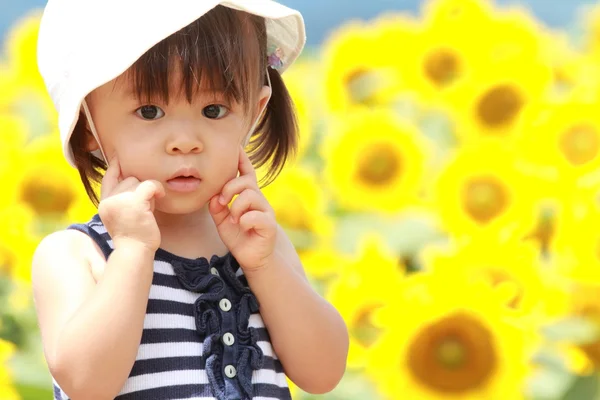 Japonská dívka a slunečnicových polí (1 rok starý) — Stock fotografie
