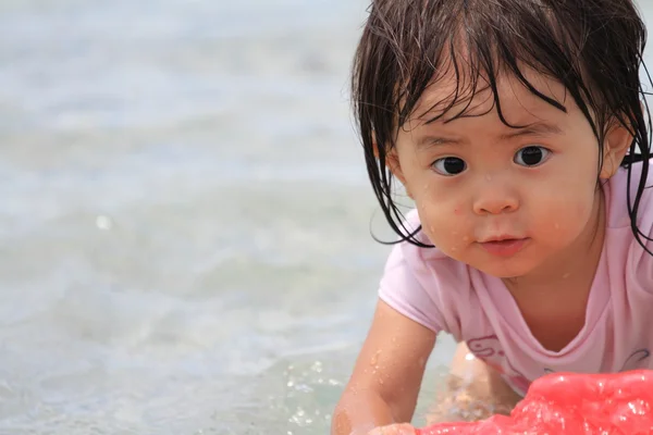 玩水的水壶 （1 岁的日本女孩) — 图库照片