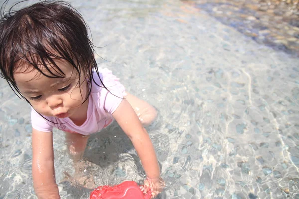Japoński dziewczyna bawi się wody z podlewania garnek (1 rok życia) — Zdjęcie stockowe