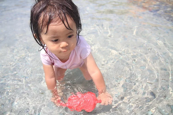 Japanisches Mädchen spielt mit Wasser im Topf (1 Jahr alt)) — Stockfoto