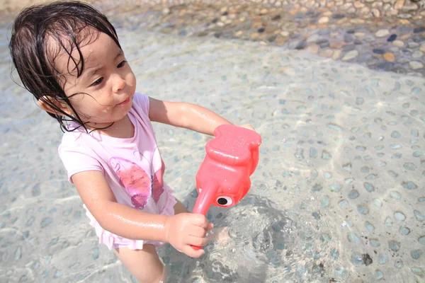 Japansk flicka som leker med vatten med långtidsvattnande kruka (1 år gammal) — Stockfoto