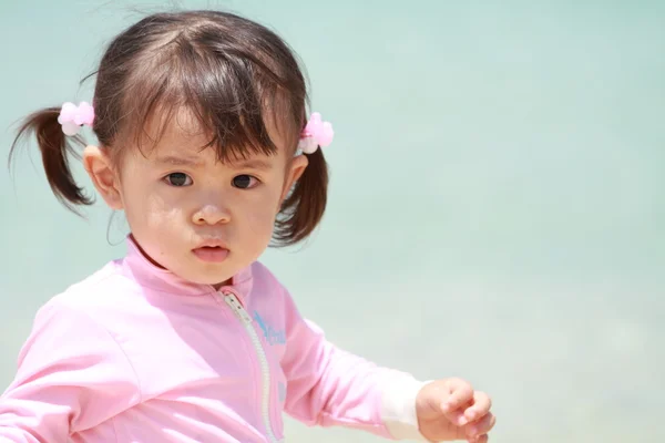 Japon kız sahilde (1 yaşında) — Stok fotoğraf