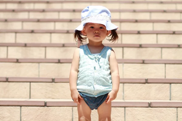 Menina japonesa em pé nas escadas (1 ano de idade ) — Fotografia de Stock