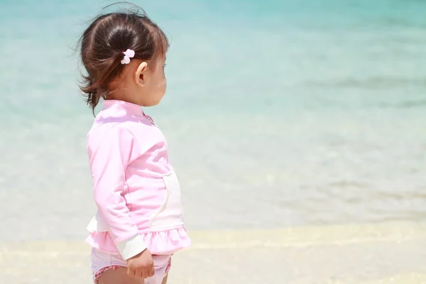 Japansk flicka på stranden (1 år gammal) — Stockfoto