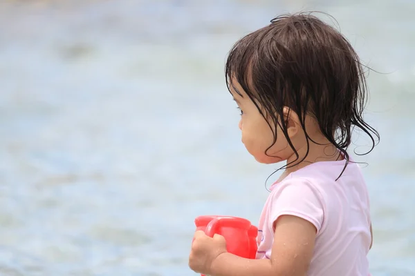 Chica japonesa jugando con el agua con la olla de riego (1 año de edad ) —  Fotos de Stock