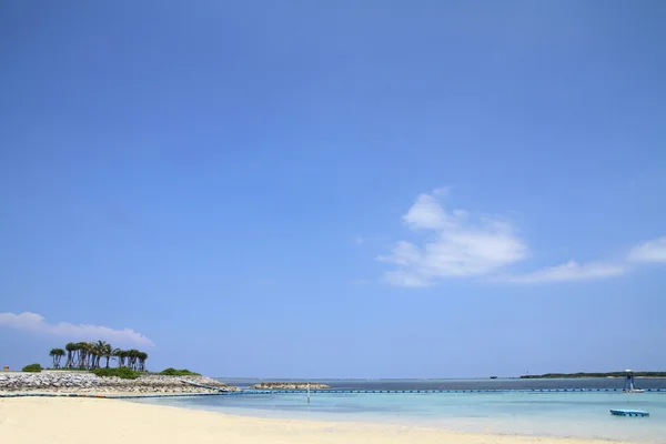 Praia de esmeralda no parque Ocean Expo, Okinawa, Japão — Fotografia de Stock