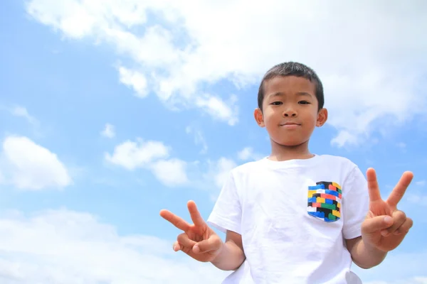 Menino japonês sob o céu azul (primeira série na escola primária ) — Fotografia de Stock