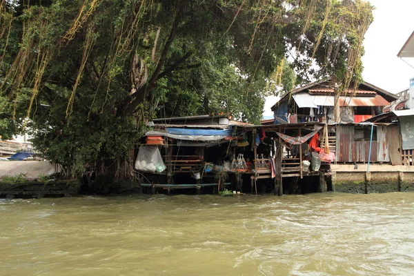 Casa flotante en Chaophraya, río, Bangkok, Tailandia —  Fotos de Stock