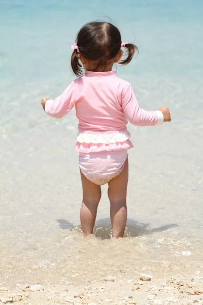 Japansk flicka på stranden (1 år gammal) — Stockfoto