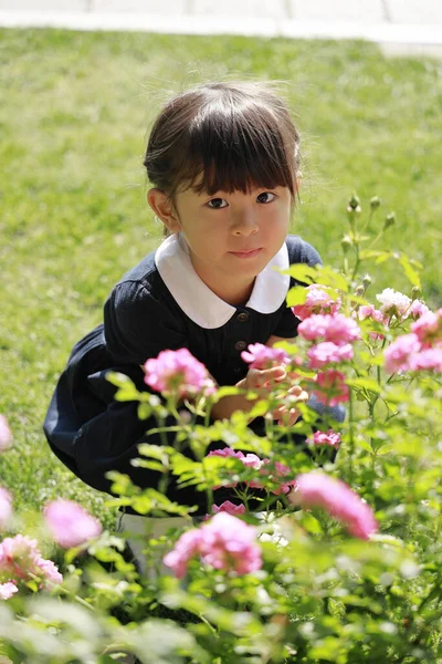 Ιαπωνικό Κορίτσι Και Ροζ Τριαντάφυλλα Ετών — Φωτογραφία Αρχείου