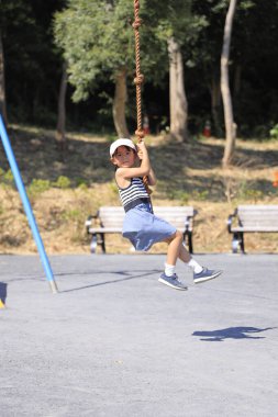 Japon kız (5 yaşında) uçan tilkiyle oynuyor