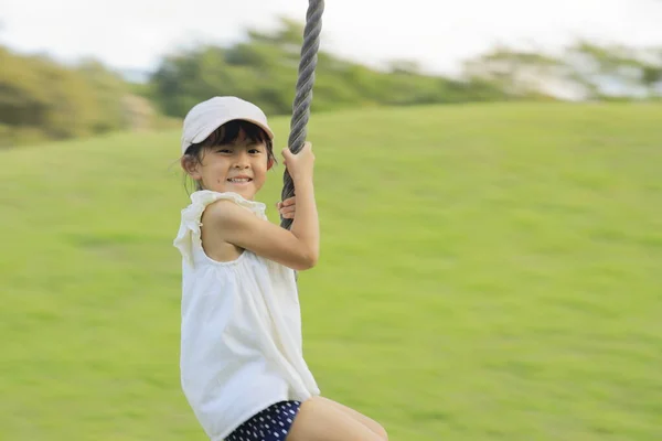 Japansk Flicka Leker Med Flygande Räv — Stockfoto