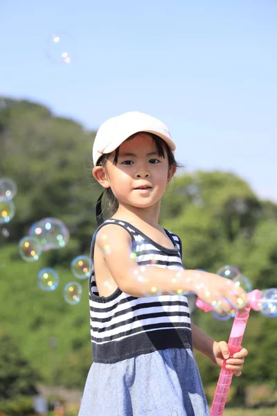 Japon Kız Mavi Gökyüzünün Altında Baloncukla Oynuyor Yaşında — Stok fotoğraf