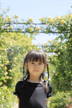 Japon öğrenci, Harbor View Park, Yokohama, Kanagawa, Japonya 'da gül koridorunda (6 yaşında).)