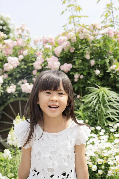 Gül Bahçesindeki Japon Öğrenci Kız Yaşında — Stok fotoğraf