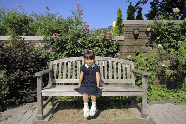 Menina Japonesa Sentada Banco Jardim Rosas Anos — Fotografia de Stock