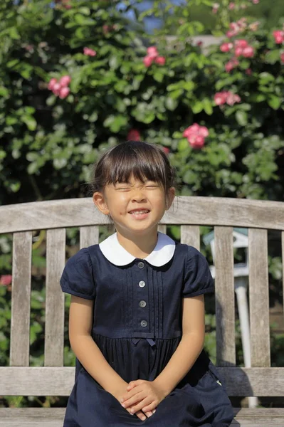 Japon Kız Gül Bahçesinde Bankta Oturuyor Yaşında — Stok fotoğraf