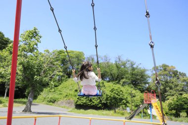 Salıncaktaki Japon öğrenci kız (arkadan görünüşü) (6 yaşında))