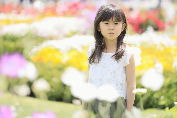 Çiçek Bahçesindeki Japon Öğrenci Kız Yaşında — Stok fotoğraf