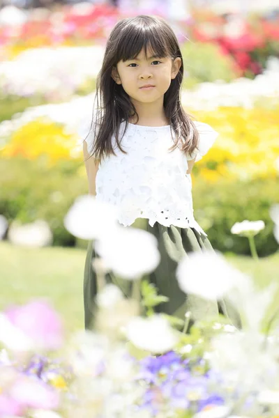 Ιαπωνική Μαθήτρια Στον Κήπο Λουλούδια Ετών — Φωτογραφία Αρχείου
