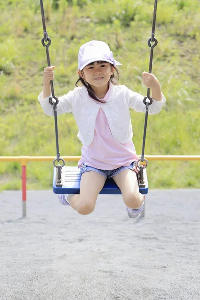 スイングの日本人学生の女の子 — ストック写真