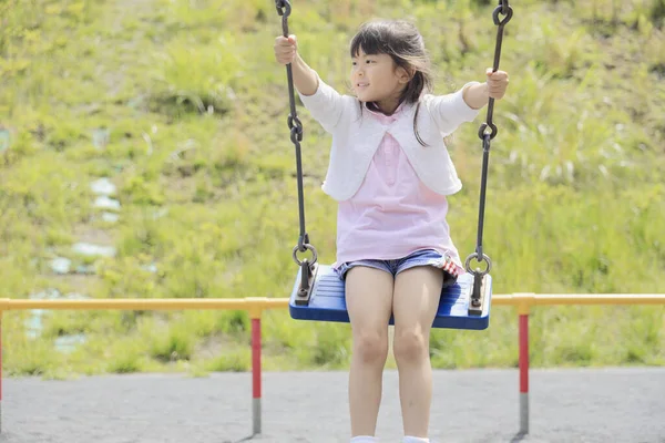 スイングの日本人学生の女の子 — ストック写真