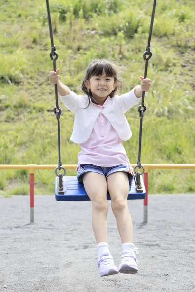 スイングの日本人学生の女の子 — ストック写真