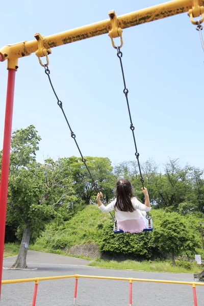 Japonais Étudiant Fille Sur Balançoire Apparence Derrière Ans — Photo