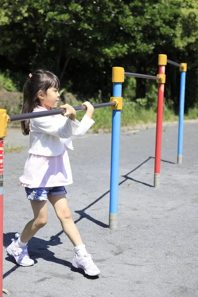 Japonesa Estudiante Chica Jugando Con High Bar Años Edad —  Fotos de Stock