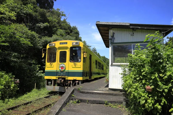 치바의 이수미 철도의 역에서 열차를 — 스톡 사진